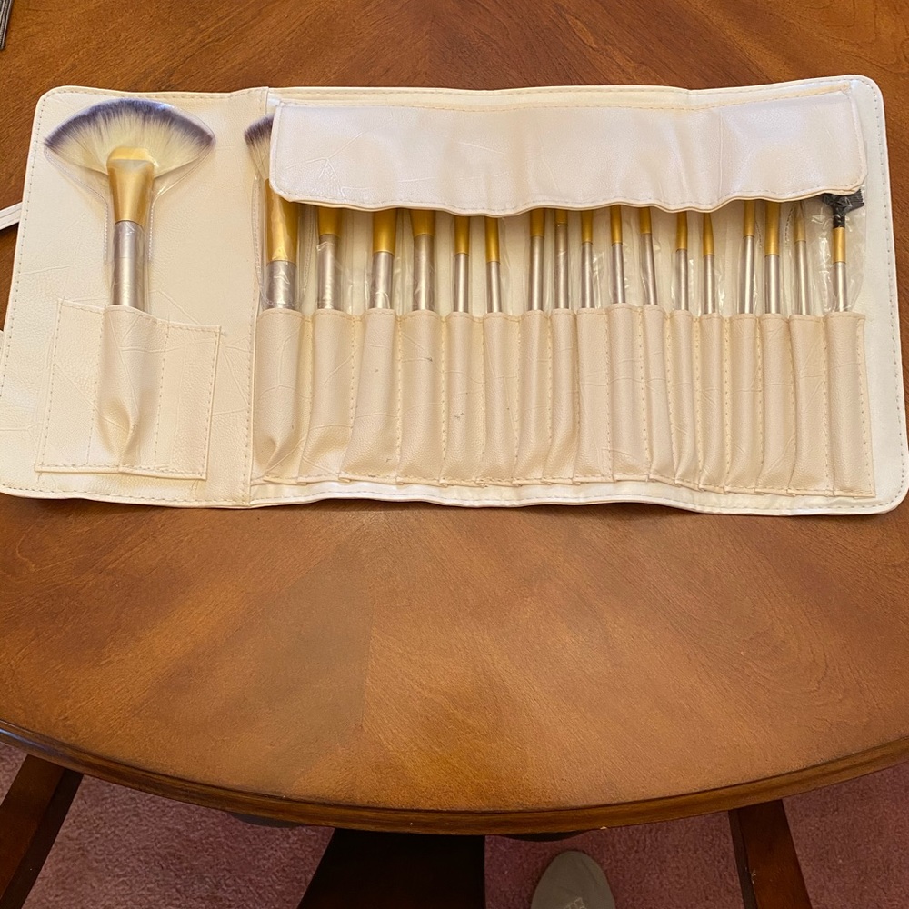 19 Piece Champagne-Colored Makeup Brushes - Picture 3 of 4